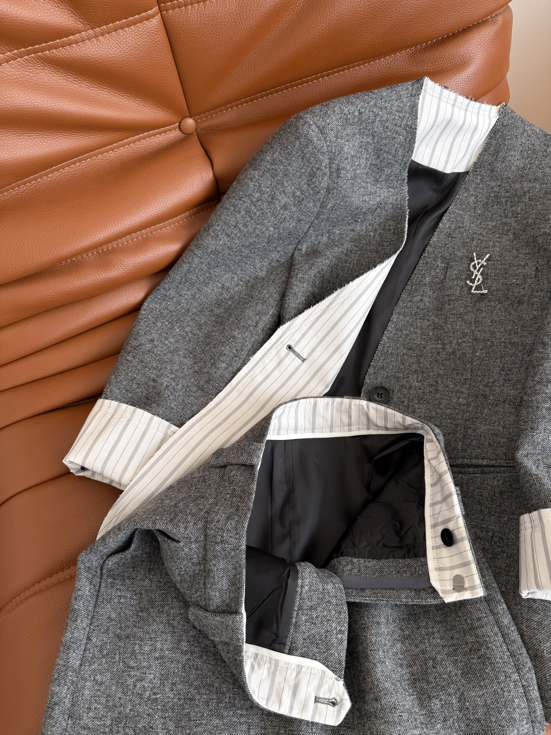 高阶通勤 25秋冬 银色字母胸针装饰羊毛套装 毛边V领西装外套+高腰中长款半裙 外套毛边和袖口卷边设计很