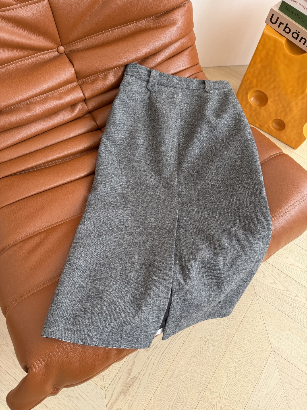 高阶通勤 25秋冬 银色字母胸针装饰羊毛套装 毛边V领西装外套+高腰中长款半裙 外套毛边和袖口卷边设计很