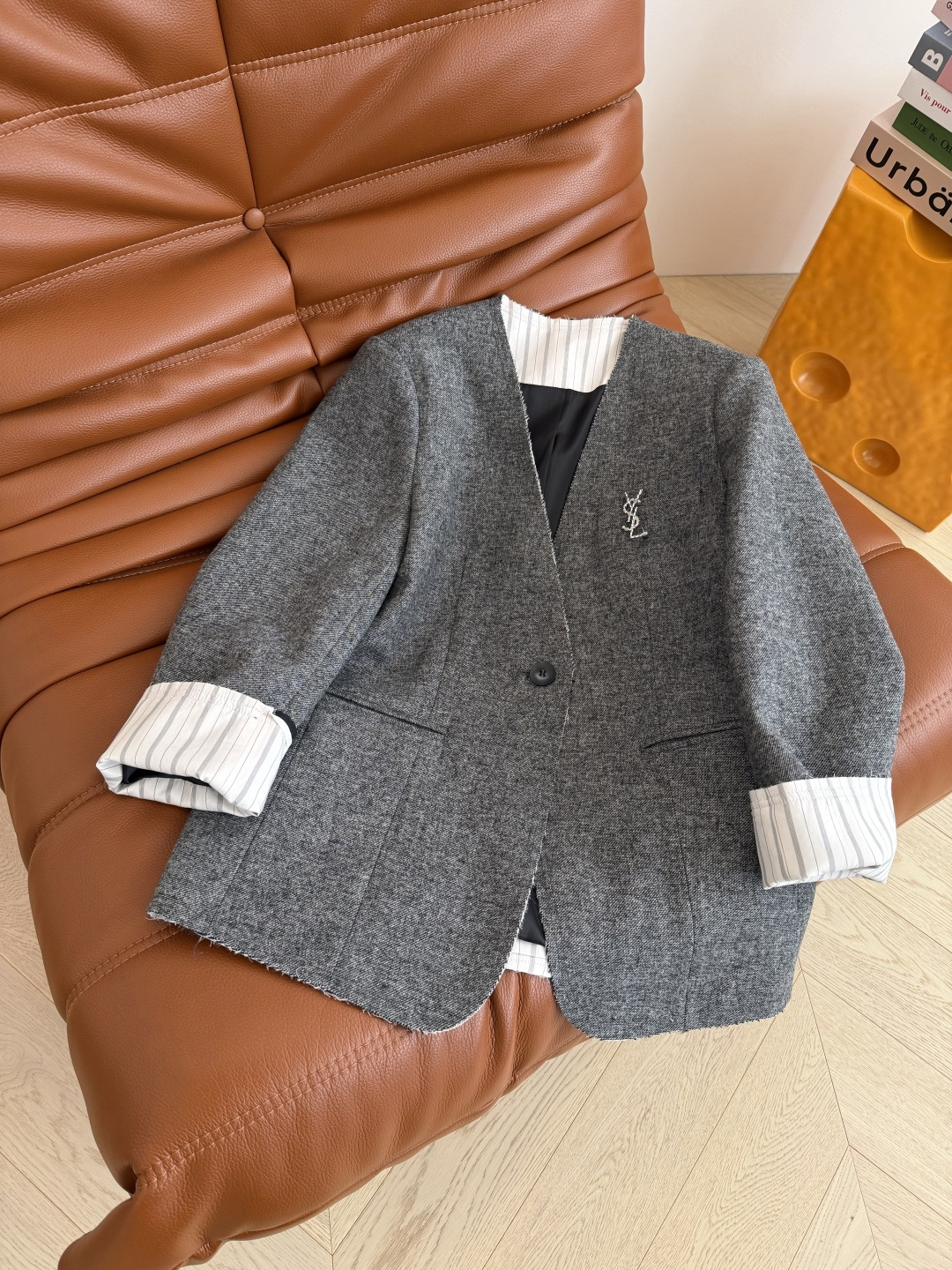 高阶通勤 25秋冬 银色字母胸针装饰羊毛套装 毛边V领西装外套+高腰中长款半裙 外套毛边和袖口卷边设计很