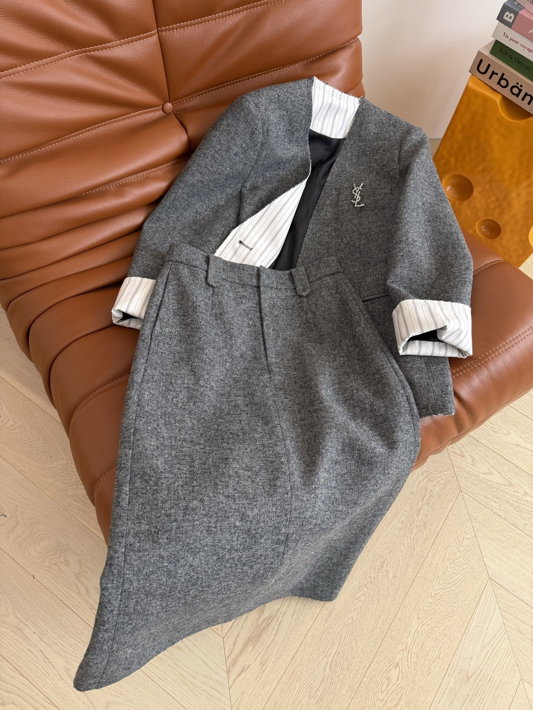 高阶通勤 25秋冬 银色字母胸针装饰羊毛套装 毛边V领西装外套+高腰中长款半裙 外套毛边和袖口卷边设计很