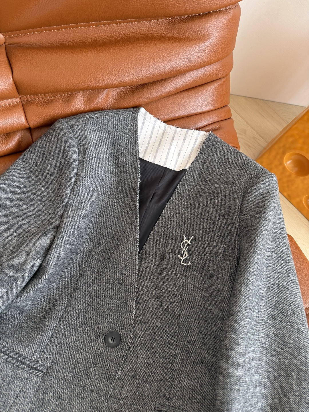 高阶通勤 25秋冬 银色字母胸针装饰羊毛套装 毛边V领西装外套+高腰中长款半裙 外套毛边和袖口卷边设计很