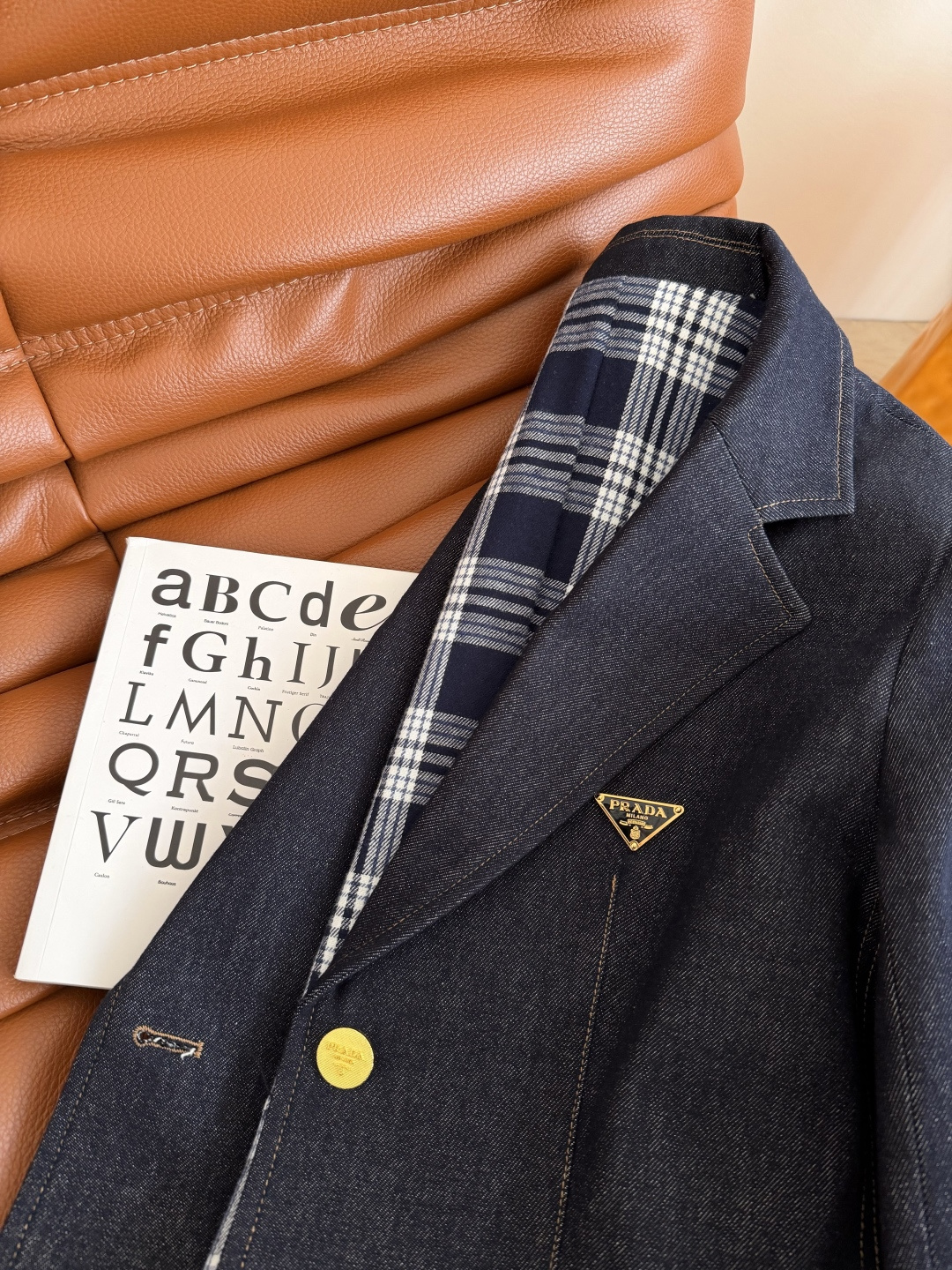 25秋冬新款 三角标装饰牛仔外套 休闲日常款 经典的西装翻领版型 复古又时髦 内里加入了格纹设计 袖口可