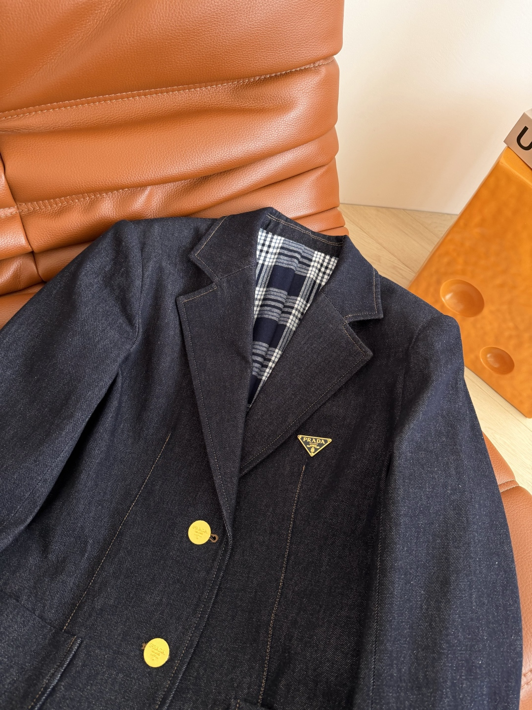 25秋冬新款 三角标装饰牛仔外套 休闲日常款 经典的西装翻领版型 复古又时髦 内里加入了格纹设计 袖口可