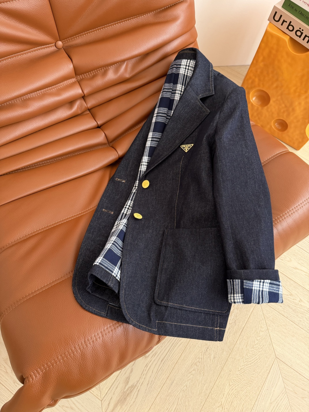 25秋冬新款 三角标装饰牛仔外套 休闲日常款 经典的西装翻领版型 复古又时髦 内里加入了格纹设计 袖口可