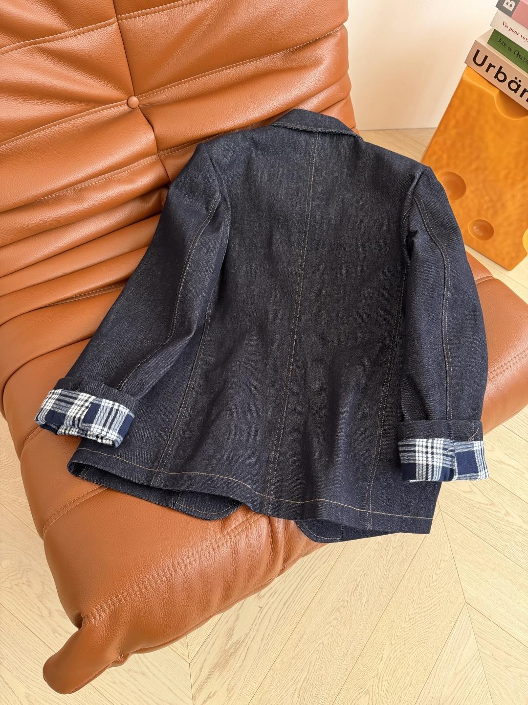 25秋冬新款 三角标装饰牛仔外套 休闲日常款 经典的西装翻领版型 复古又时髦 内里加入了格纹设计 袖口可