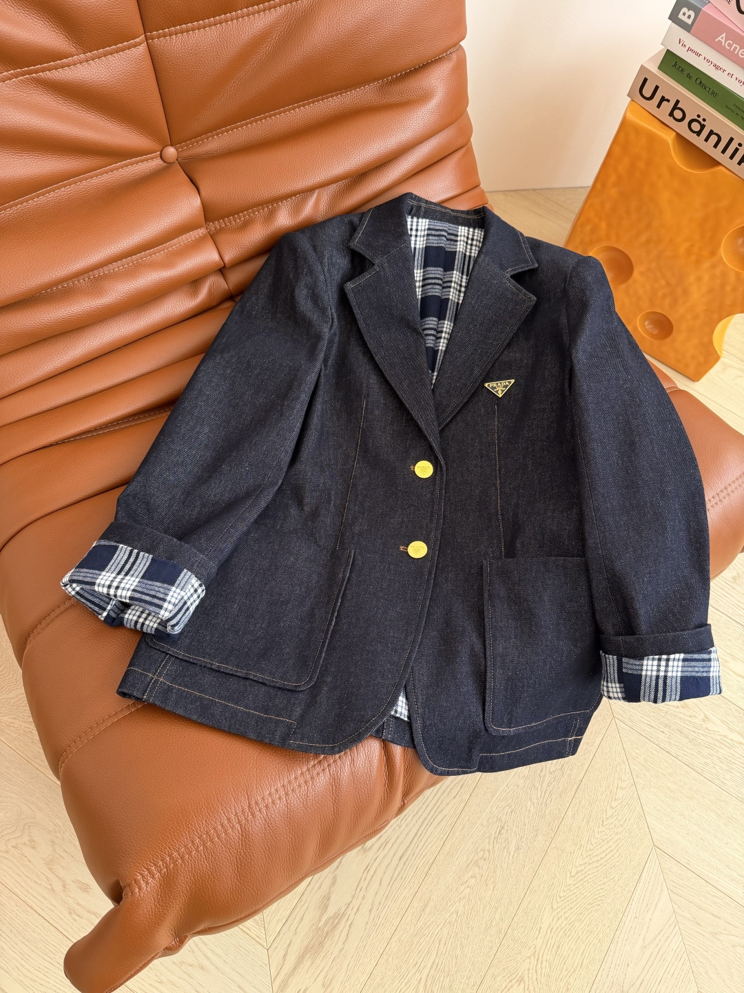 25秋冬新款 三角标装饰牛仔外套 休闲日常款 经典的西装翻领版型 复古又时髦 内里加入了格纹设计 袖口可