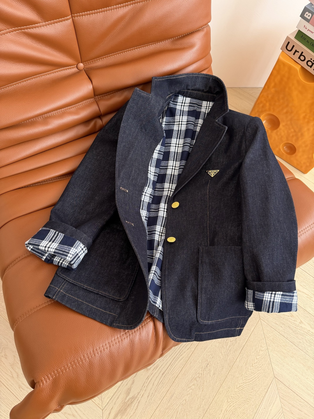 25秋冬新款 三角标装饰牛仔外套 休闲日常款 经典的西装翻领版型 复古又时髦 内里加入了格纹设计 袖口可