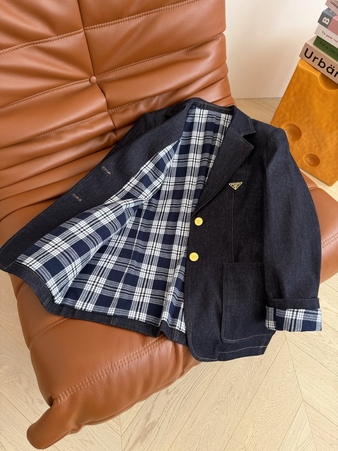 25秋冬新款 三角标装饰牛仔外套 休闲日常款 经典的西装翻领版型 复古又时髦 内里加入了格纹设计 袖口可