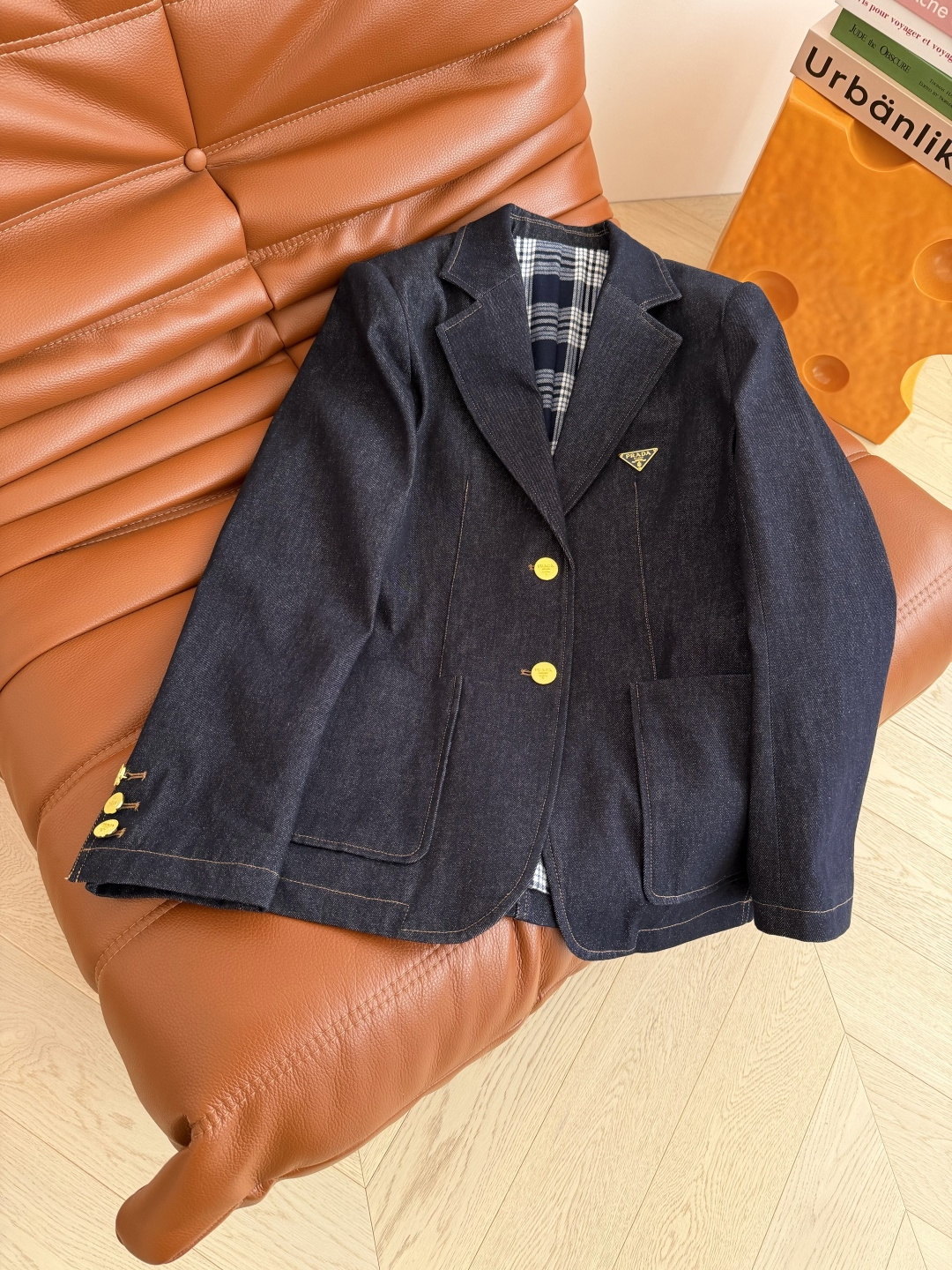 25秋冬新款 三角标装饰牛仔外套 休闲日常款 经典的西装翻领版型 复古又时髦 内里加入了格纹设计 袖口可