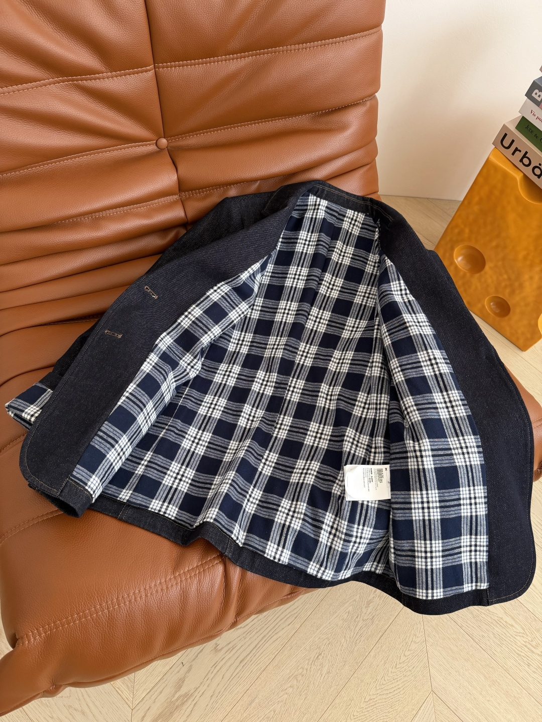 25秋冬新款 三角标装饰牛仔外套 休闲日常款 经典的西装翻领版型 复古又时髦 内里加入了格纹设计 袖口可