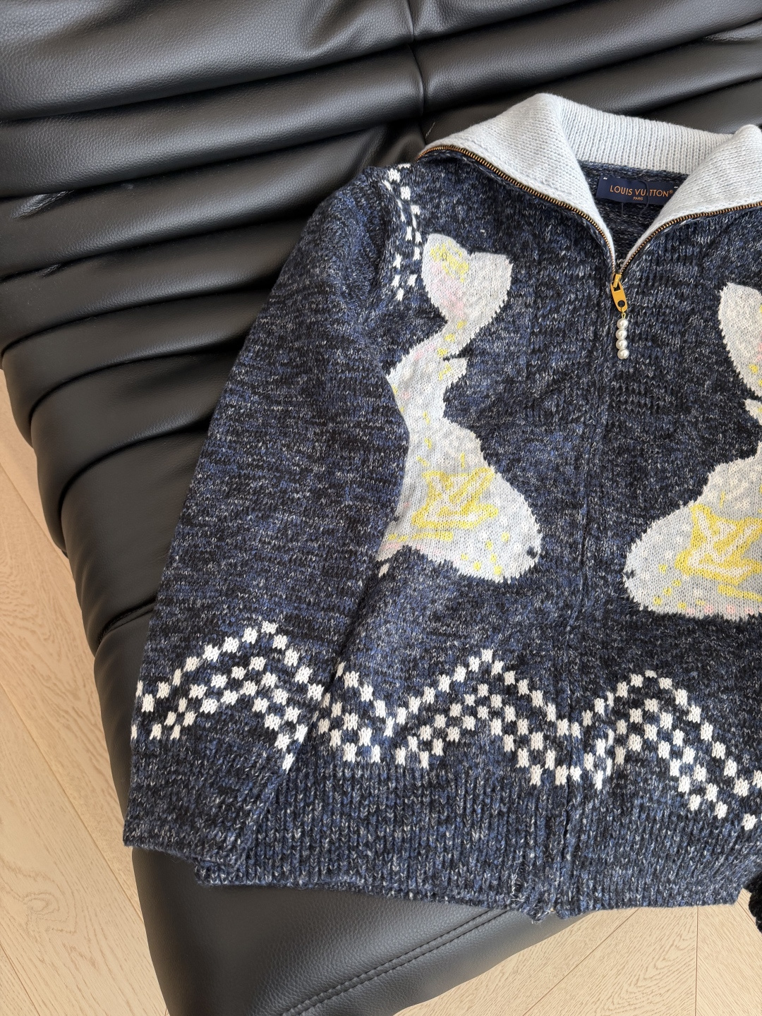 25秋冬🆕🆕联名系列拉链开衫外套 重工提花工艺 珍珠串拉链设计很好看 是一件充满心机感的开衫外套 羊毛混