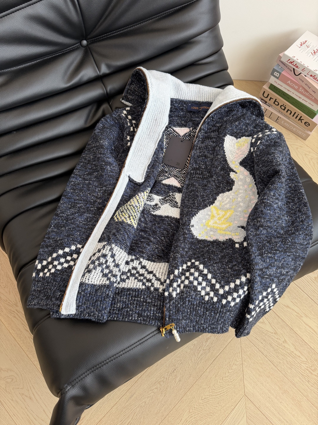 25秋冬🆕🆕联名系列拉链开衫外套 重工提花工艺 珍珠串拉链设计很好看 是一件充满心机感的开衫外套 羊毛混