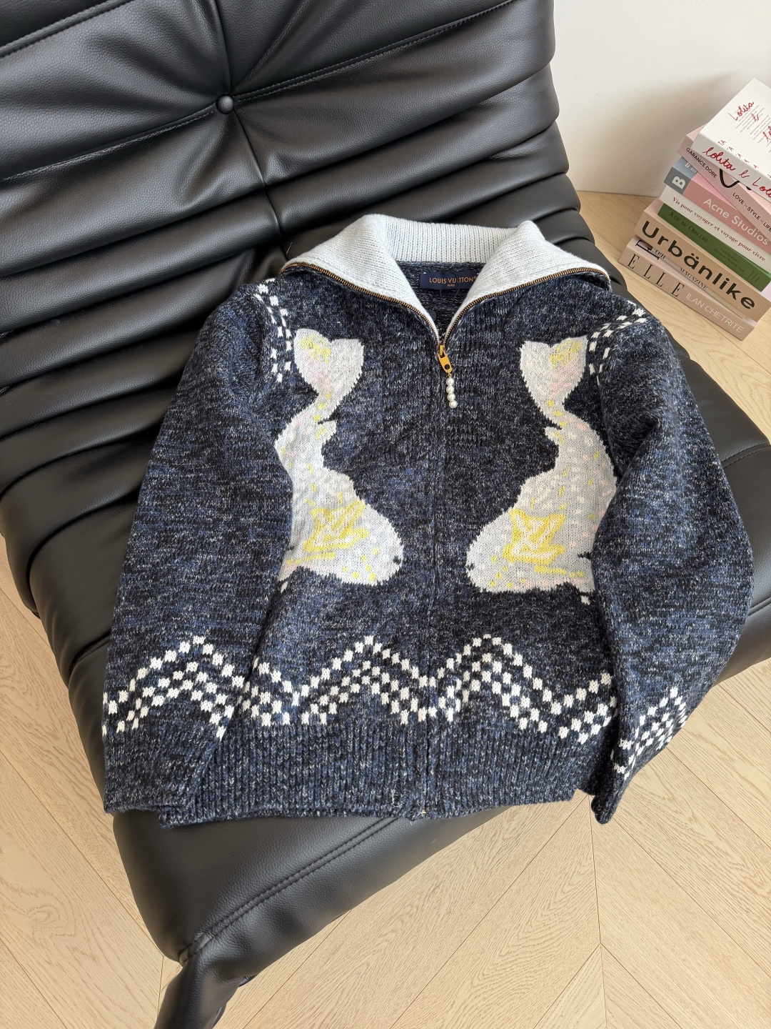 25秋冬🆕🆕联名系列拉链开衫外套 重工提花工艺 珍珠串拉链设计很好看 是一件充满心机感的开衫外套 羊毛混