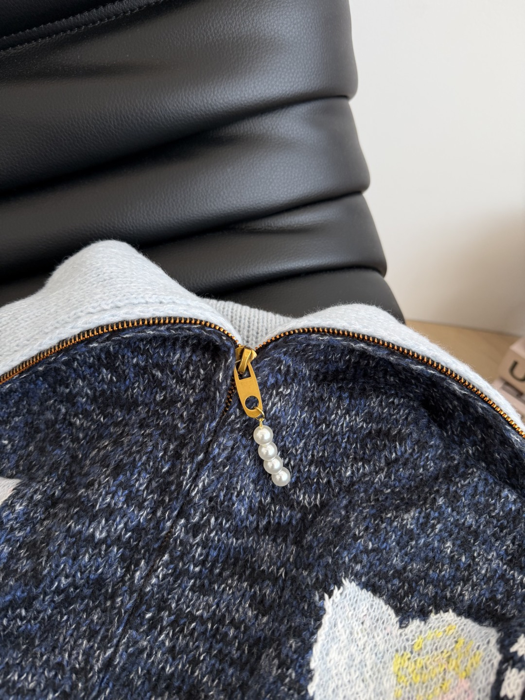 25秋冬🆕🆕联名系列拉链开衫外套 重工提花工艺 珍珠串拉链设计很好看 是一件充满心机感的开衫外套 羊毛混