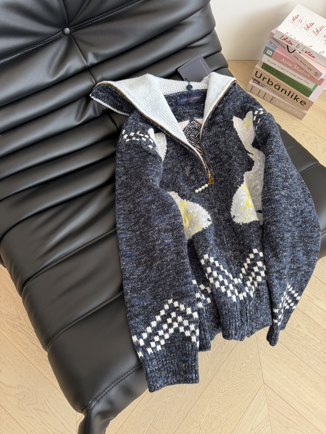 25秋冬🆕🆕联名系列拉链开衫外套 重工提花工艺 珍珠串拉链设计很好看 是一件充满心机感的开衫外套 羊毛混