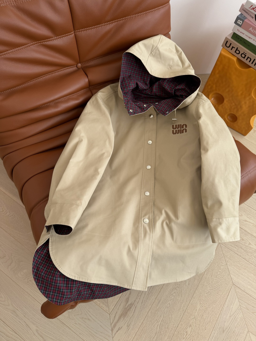 重磅两面穿 25秋冬 两面穿设计中长款风衣外套 连帽设计更加休闲有型 很有氛围感 两面不同的风格自由切换