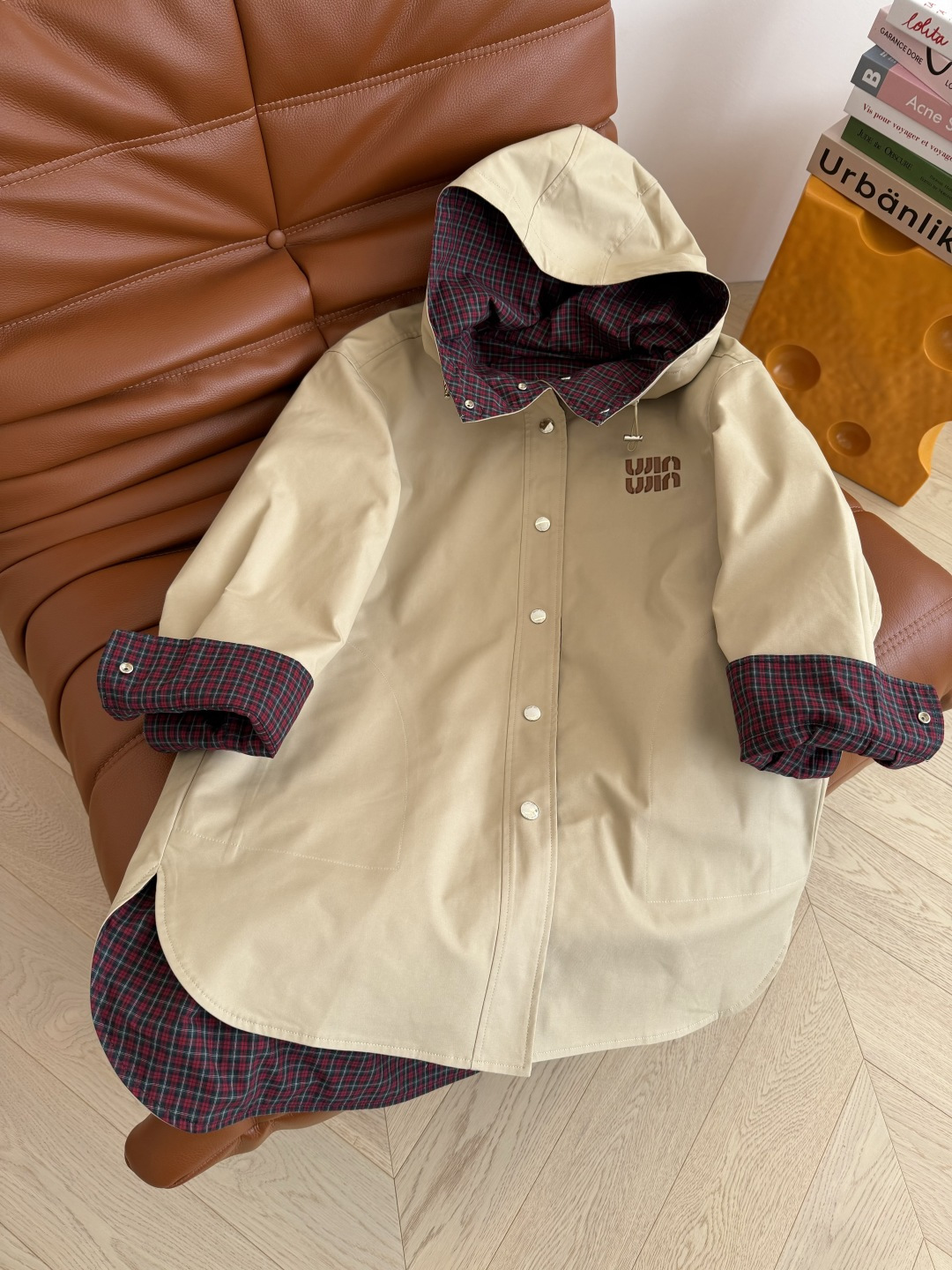 重磅两面穿 25秋冬 两面穿设计中长款风衣外套 连帽设计更加休闲有型 很有氛围感 两面不同的风格自由切换