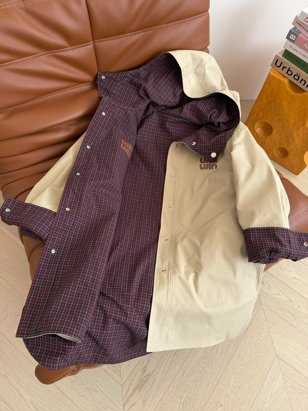 重磅两面穿 25秋冬 两面穿设计中长款风衣外套 连帽设计更加休闲有型 很有氛围感 两面不同的风格自由切换