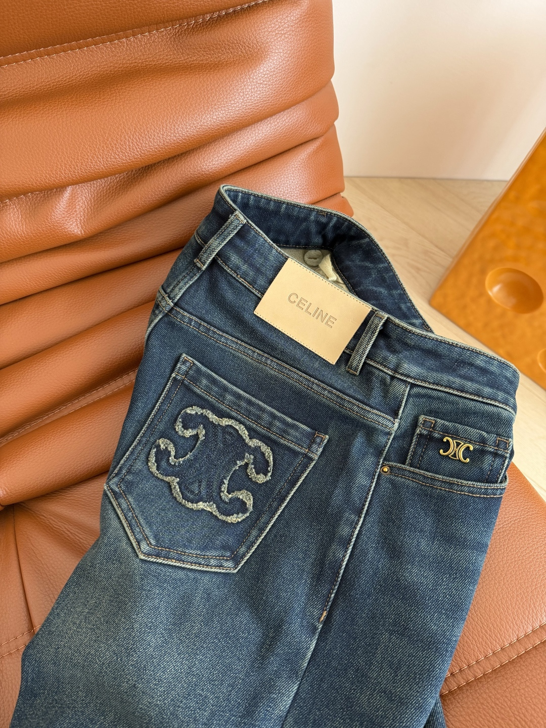 冬季保暖加绒系列 25FW 凯旋门logo刺绣直筒加绒牛仔裤 绝对值得入手的牛仔裤 上身即拉直双腿 时髦