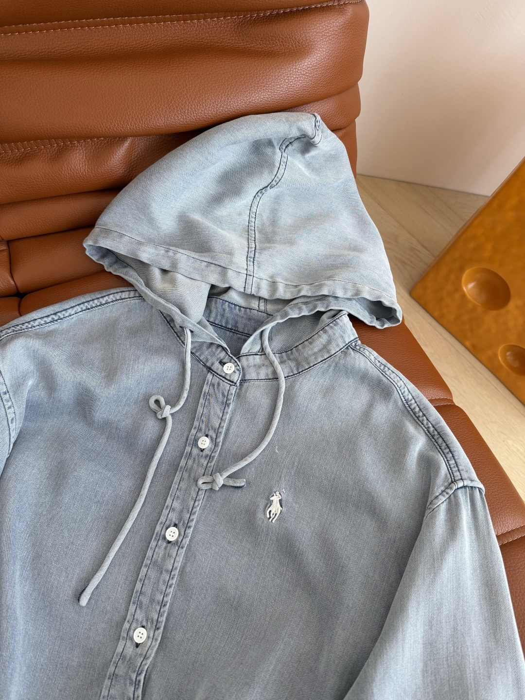 日常休闲造型 25秋冬新品 小马刺绣图案连帽牛仔衬衫 复古做旧牛仔洗水效果很好看 集休闲时髦慵懒美貌于一