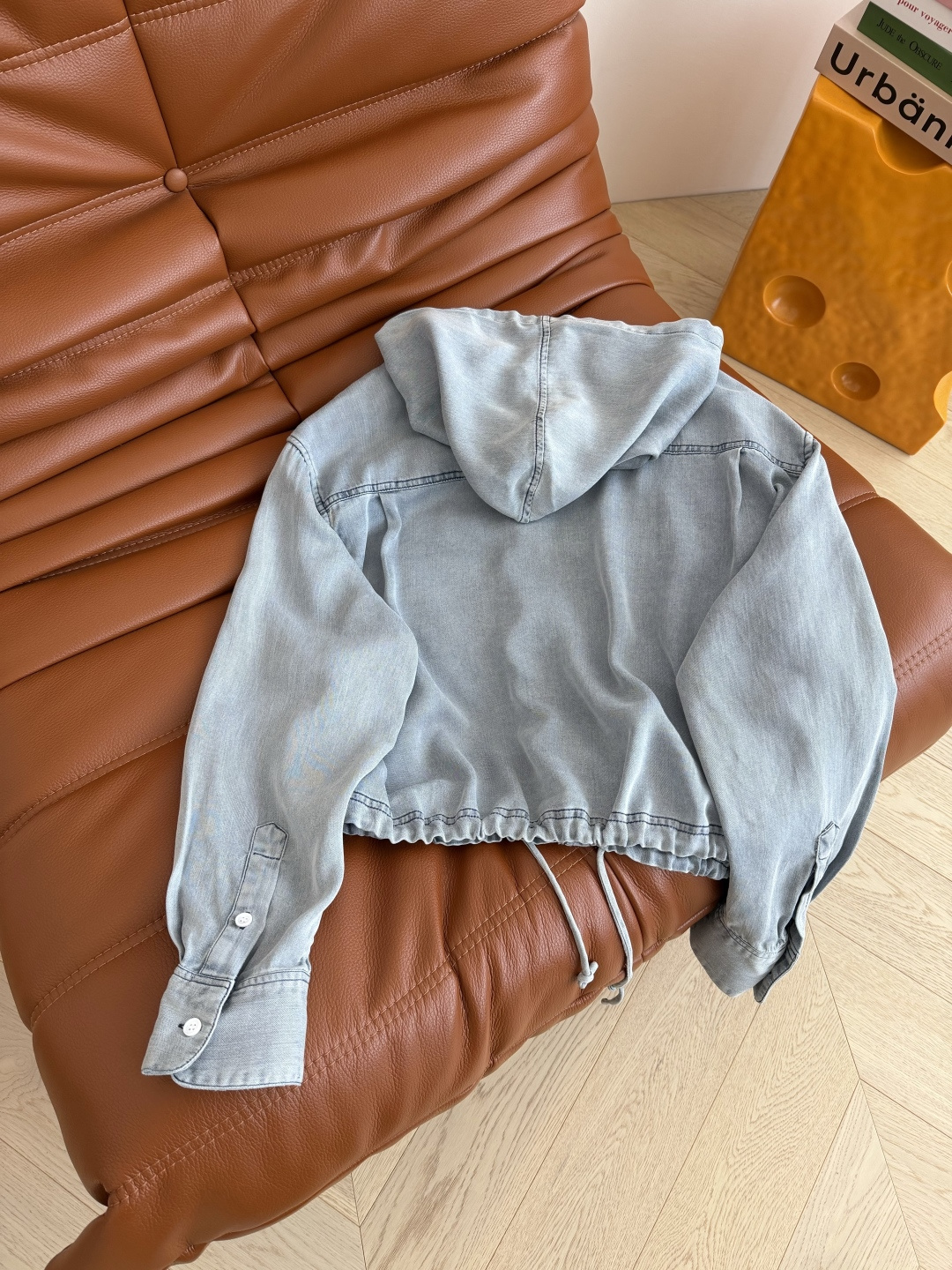 日常休闲造型 25秋冬新品 小马刺绣图案连帽牛仔衬衫 复古做旧牛仔洗水效果很好看 集休闲时髦慵懒美貌于一