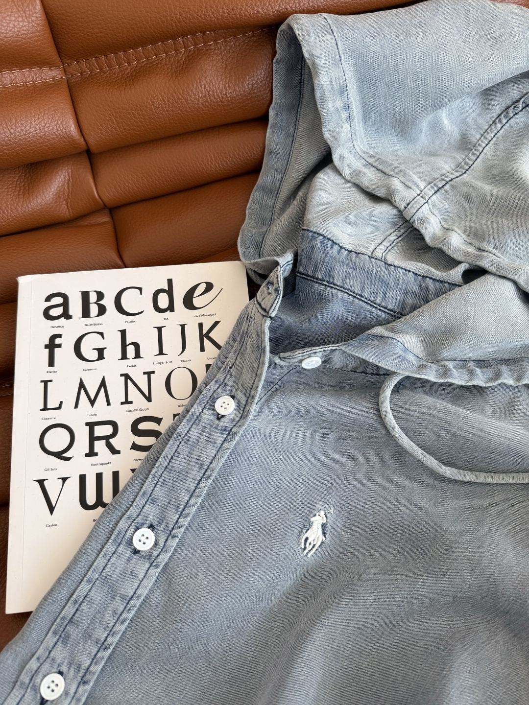 日常休闲造型 25秋冬新品 小马刺绣图案连帽牛仔衬衫 复古做旧牛仔洗水效果很好看 集休闲时髦慵懒美貌于一