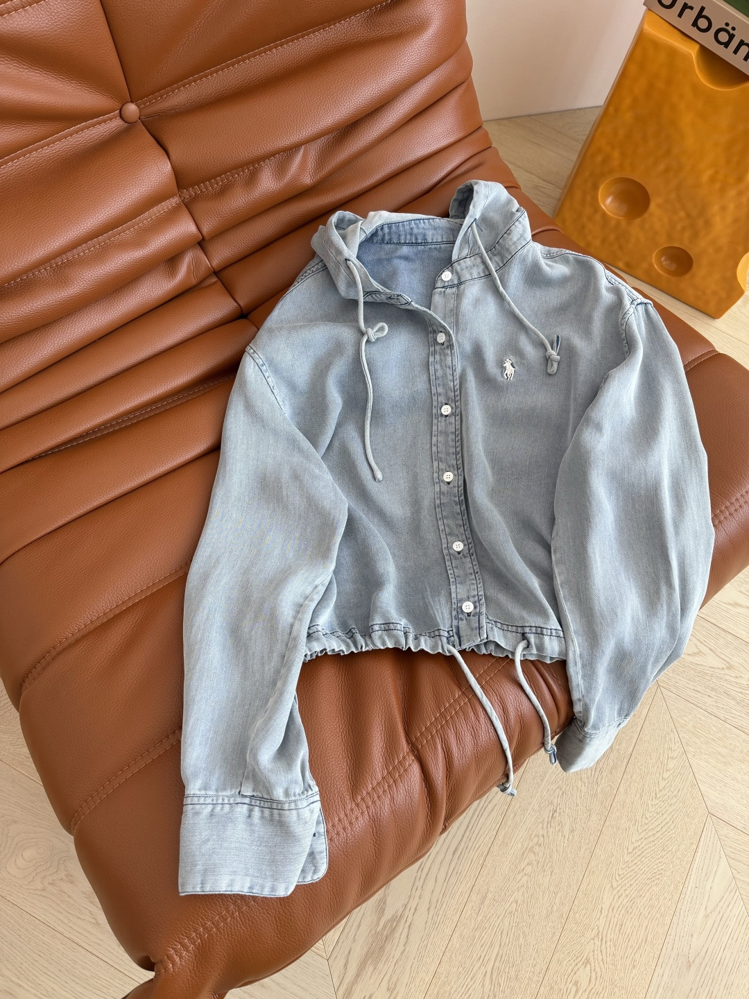 日常休闲造型 25秋冬新品 小马刺绣图案连帽牛仔衬衫 复古做旧牛仔洗水效果很好看 集休闲时髦慵懒美貌于一