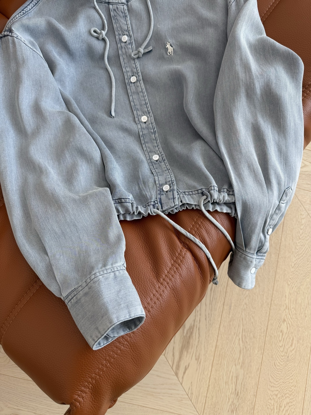 日常休闲造型 25秋冬新品 小马刺绣图案连帽牛仔衬衫 复古做旧牛仔洗水效果很好看 集休闲时髦慵懒美貌于一