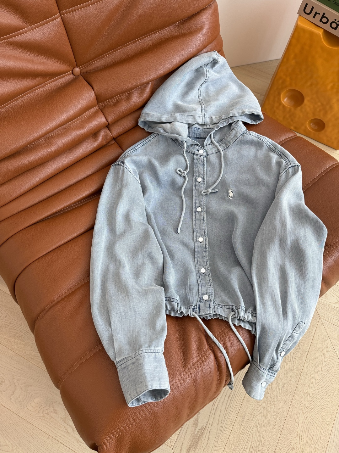 日常休闲造型 25秋冬新品 小马刺绣图案连帽牛仔衬衫 复古做旧牛仔洗水效果很好看 集休闲时髦慵懒美貌于一