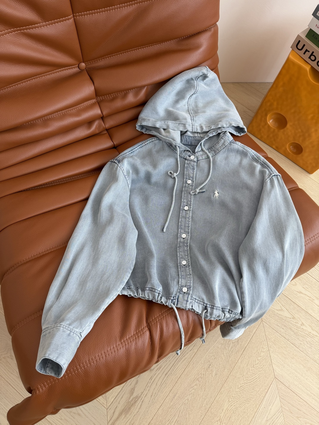 日常休闲造型 25秋冬新品 小马刺绣图案连帽牛仔衬衫 复古做旧牛仔洗水效果很好看 集休闲时髦慵懒美貌于一