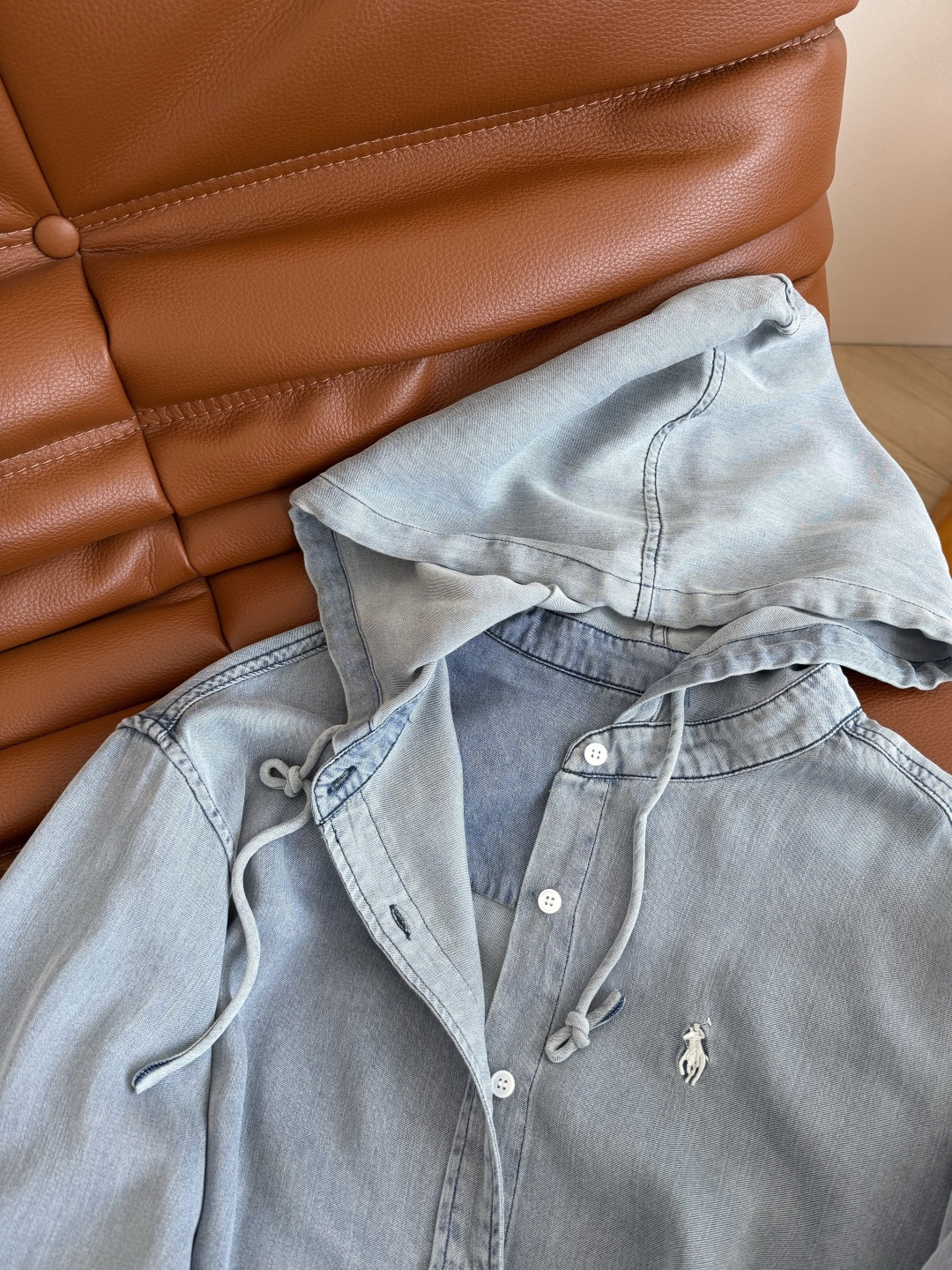 日常休闲造型 25秋冬新品 小马刺绣图案连帽牛仔衬衫 复古做旧牛仔洗水效果很好看 集休闲时髦慵懒美貌于一