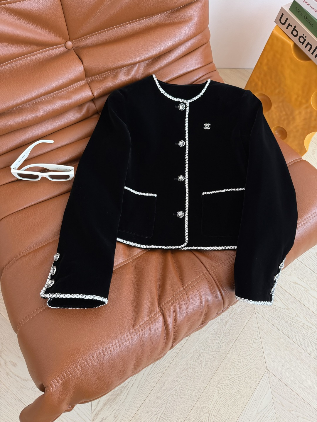 精致优雅 25秋冬 双C小珍珠胸针装饰丝绒外套 这样高级优雅的丝绒外套绝对值得收藏 经典的箱型剪裁 采用