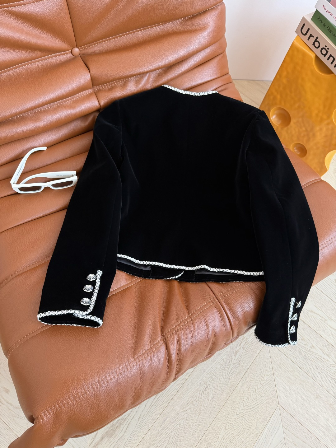 精致优雅 25秋冬 双C小珍珠胸针装饰丝绒外套 这样高级优雅的丝绒外套绝对值得收藏 经典的箱型剪裁 采用