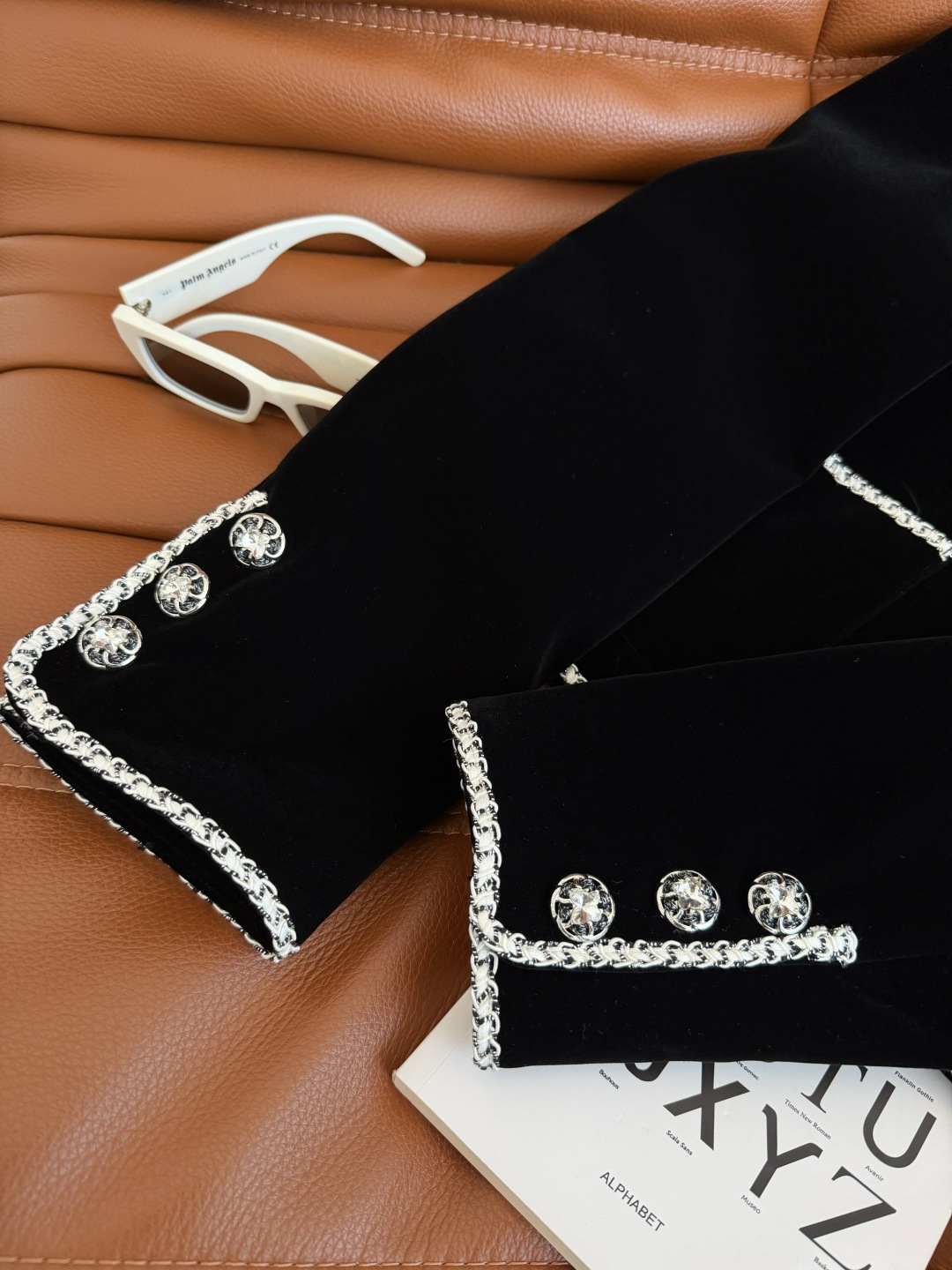 精致优雅 25秋冬 双C小珍珠胸针装饰丝绒外套 这样高级优雅的丝绒外套绝对值得收藏 经典的箱型剪裁 采用