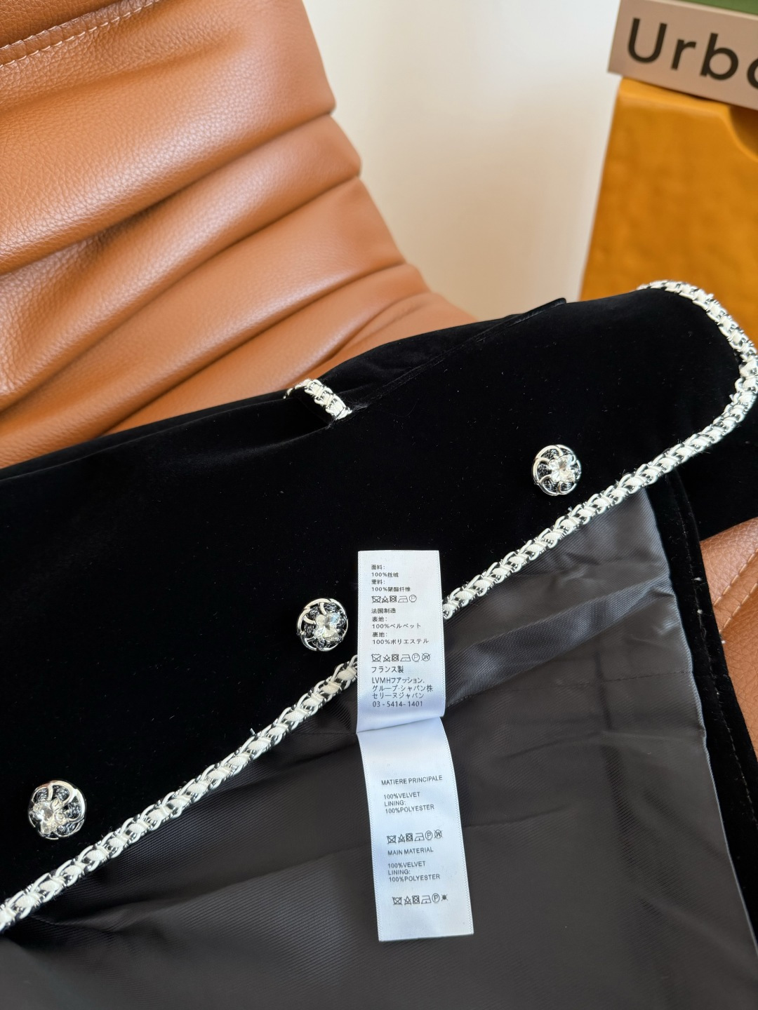 精致优雅 25秋冬 双C小珍珠胸针装饰丝绒外套 这样高级优雅的丝绒外套绝对值得收藏 经典的箱型剪裁 采用