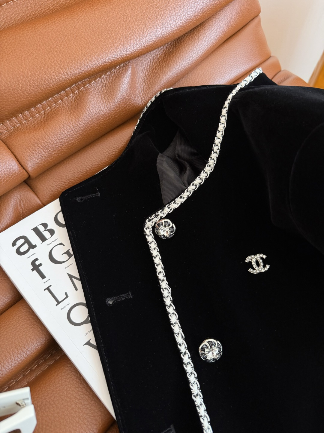 精致优雅 25秋冬 双C小珍珠胸针装饰丝绒外套 这样高级优雅的丝绒外套绝对值得收藏 经典的箱型剪裁 采用