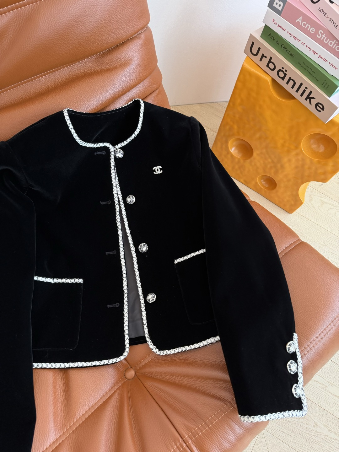 精致优雅 25秋冬 双C小珍珠胸针装饰丝绒外套 这样高级优雅的丝绒外套绝对值得收藏 经典的箱型剪裁 采用