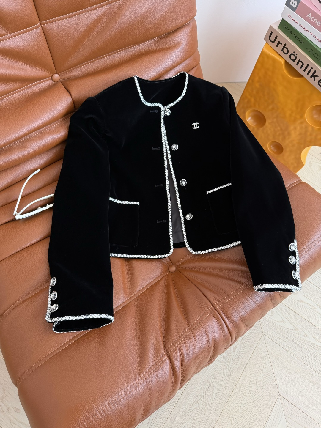 精致优雅 25秋冬 双C小珍珠胸针装饰丝绒外套 这样高级优雅的丝绒外套绝对值得收藏 经典的箱型剪裁 采用