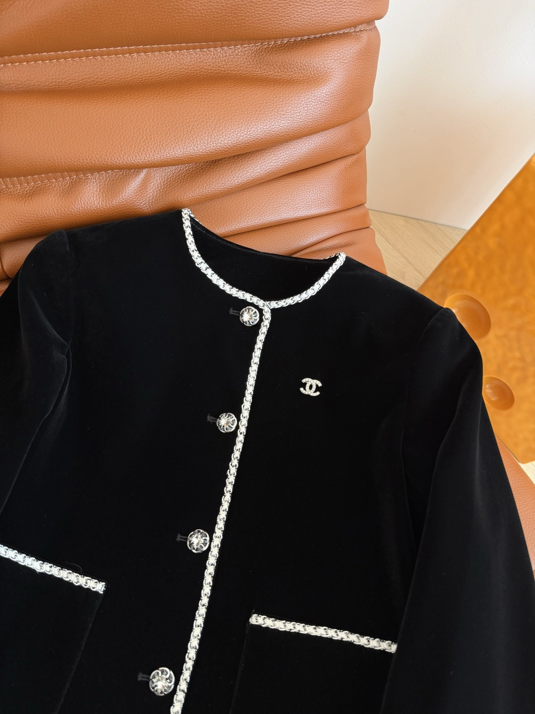 精致优雅 25秋冬 双C小珍珠胸针装饰丝绒外套 这样高级优雅的丝绒外套绝对值得收藏 经典的箱型剪裁 采用