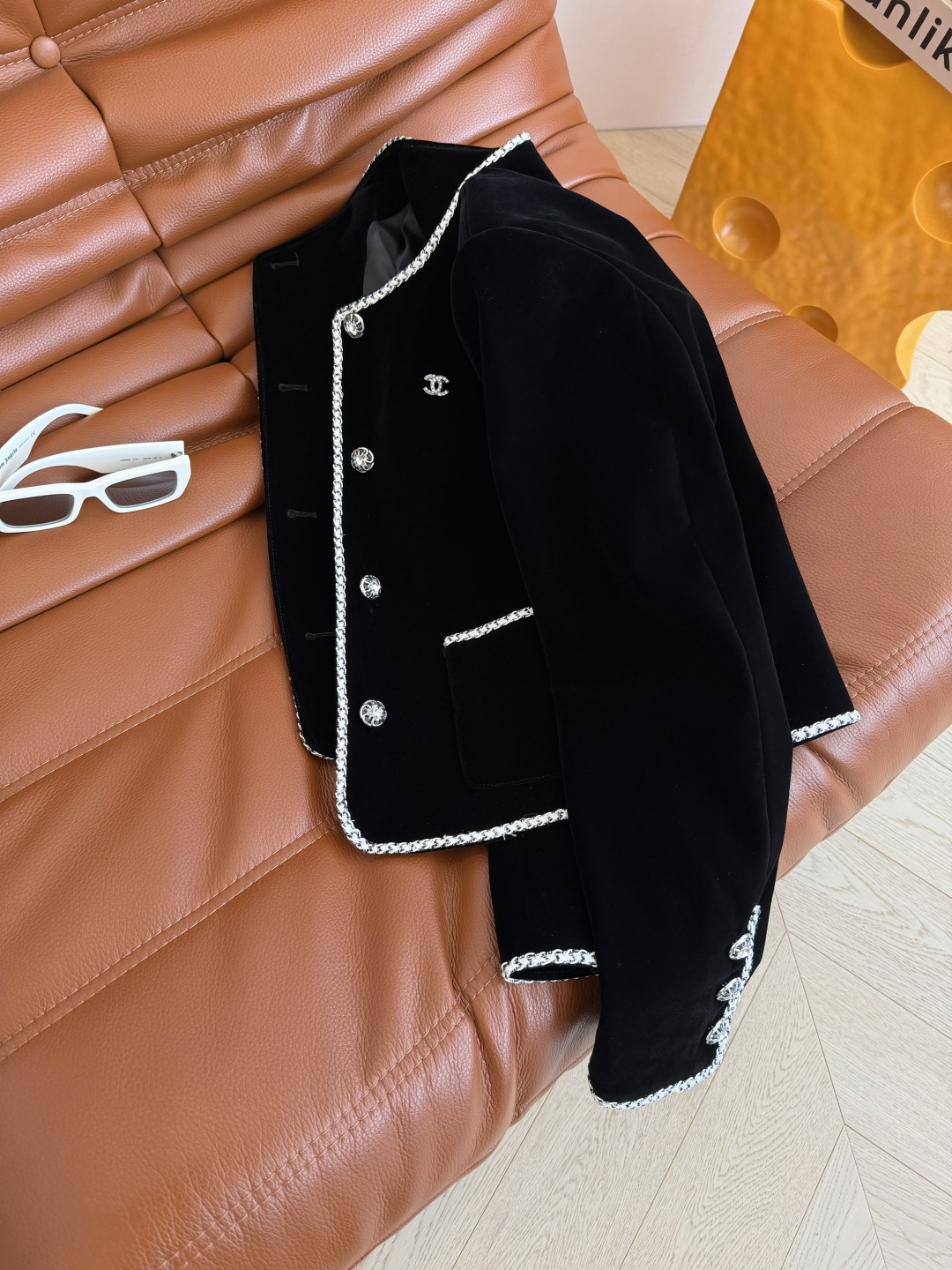 精致优雅 25秋冬 双C小珍珠胸针装饰丝绒外套 这样高级优雅的丝绒外套绝对值得收藏 经典的箱型剪裁 采用