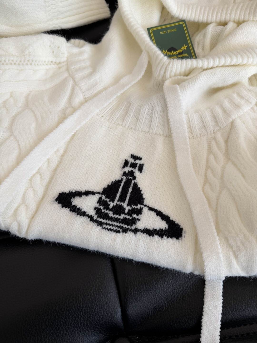 秋冬实穿 25FW 土星图案连帽毛衣 白色真的各种百搭 连帽设计 可以叠穿小外套或者大衣 短款版型上身很