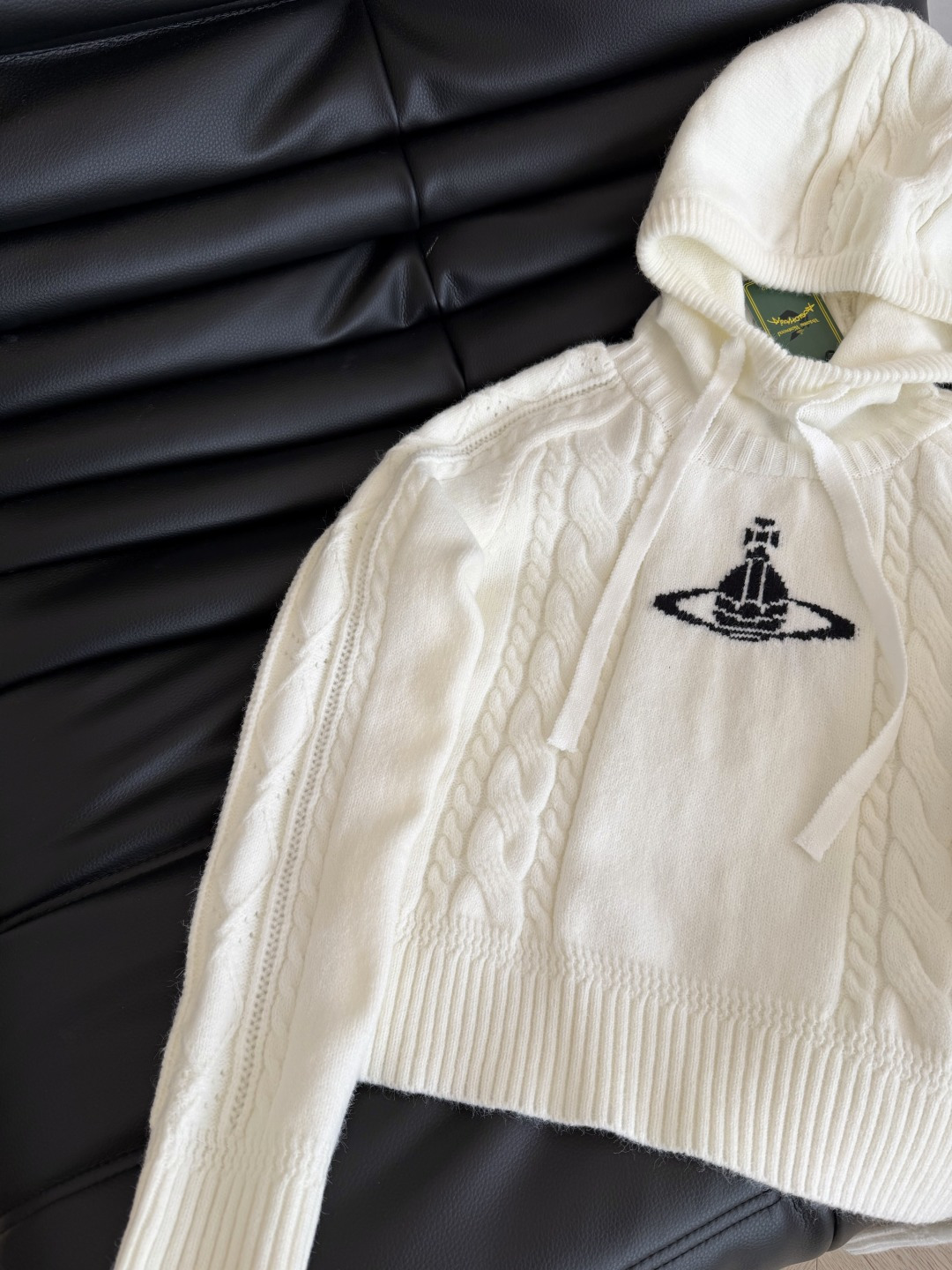 秋冬实穿 25FW 土星图案连帽毛衣 白色真的各种百搭 连帽设计 可以叠穿小外套或者大衣 短款版型上身很