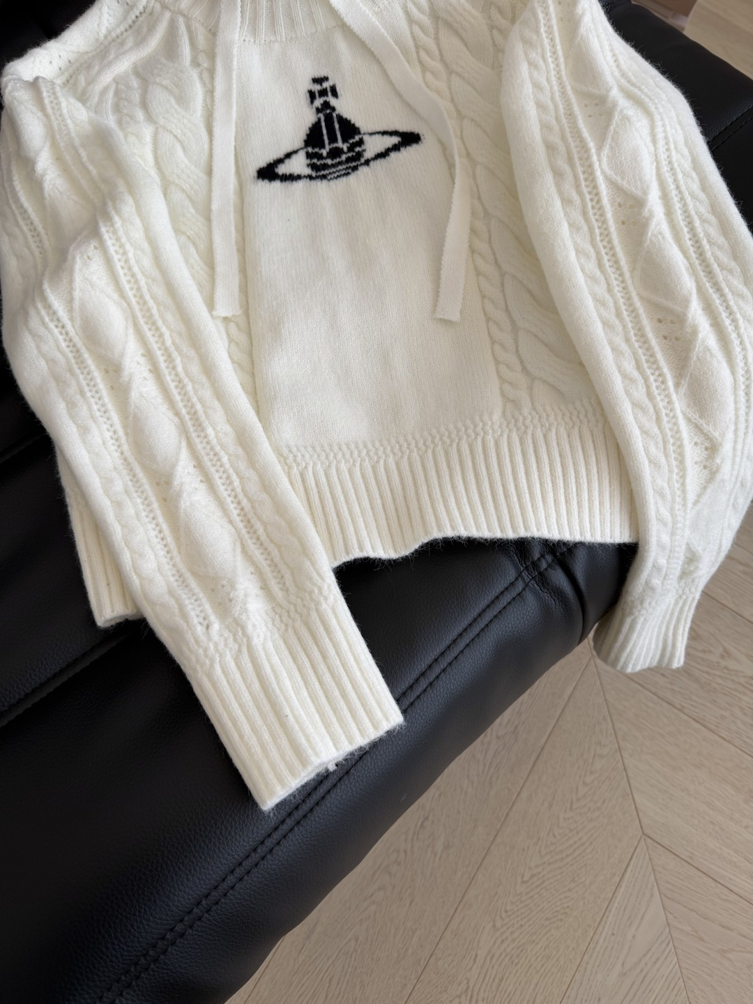 秋冬实穿 25FW 土星图案连帽毛衣 白色真的各种百搭 连帽设计 可以叠穿小外套或者大衣 短款版型上身很