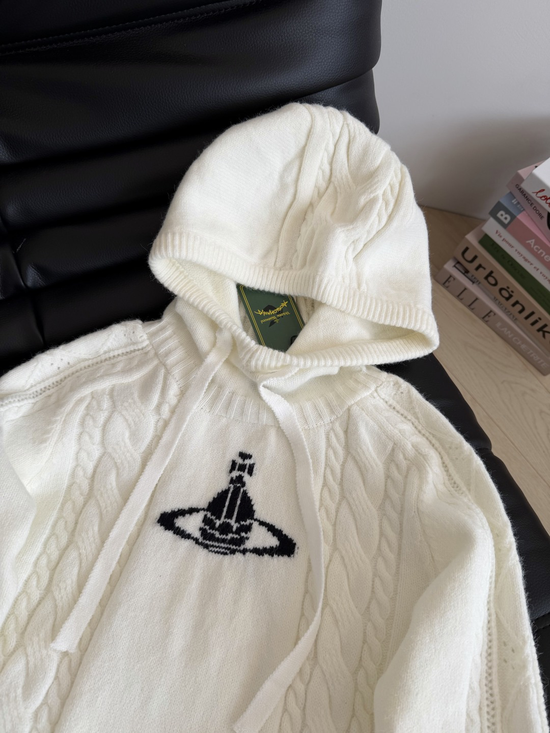 秋冬实穿 25FW 土星图案连帽毛衣 白色真的各种百搭 连帽设计 可以叠穿小外套或者大衣 短款版型上身很
