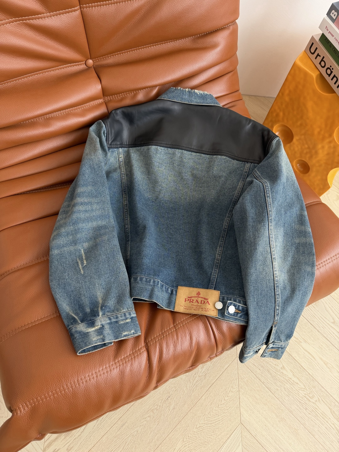 超多明星同款 25秋冬 真皮拼接牛仔外套 这一件超高颜值的牛仔外套值得收藏 真的万年经典 肩部采用全牛皮