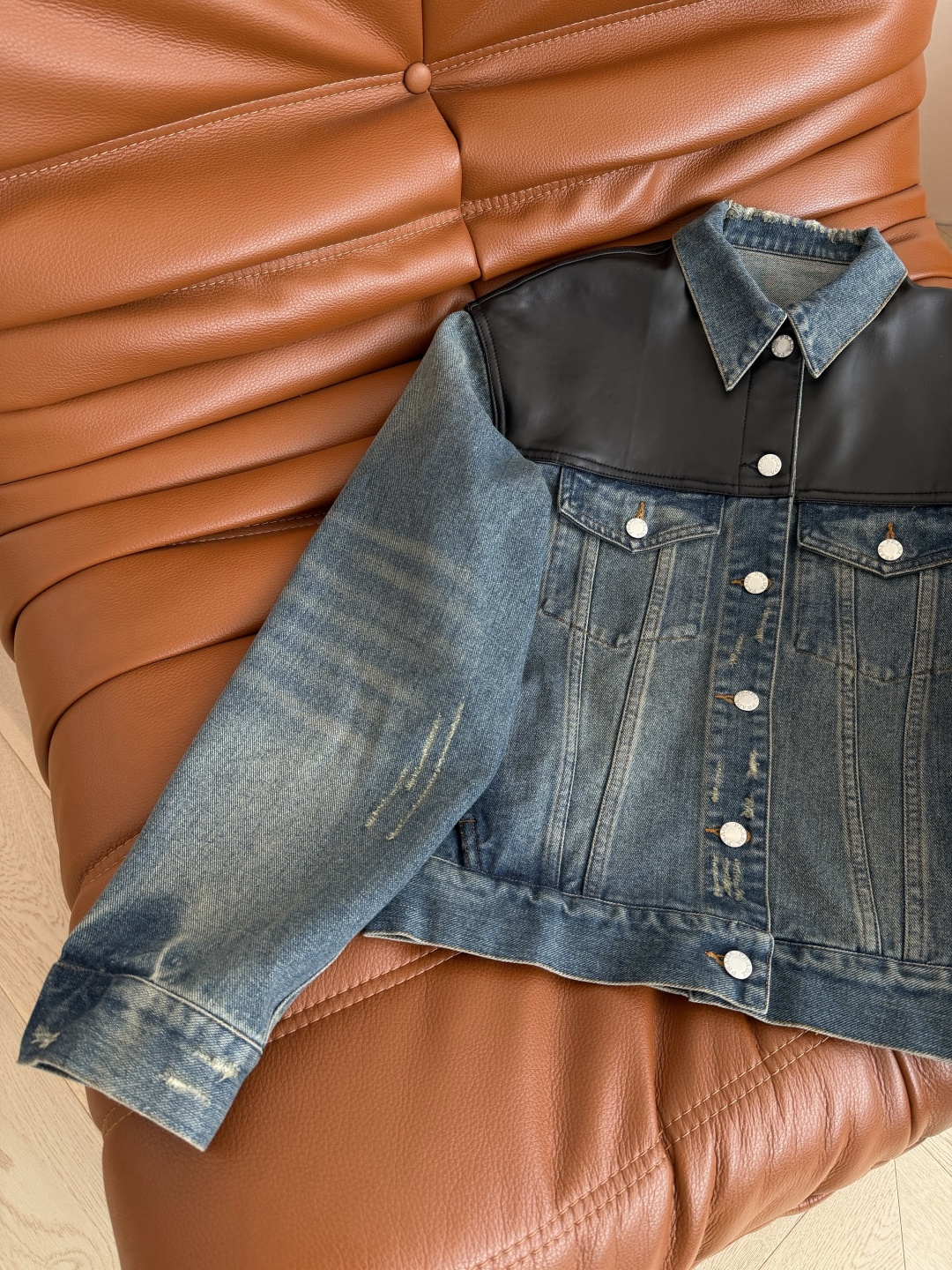 超多明星同款 25秋冬 真皮拼接牛仔外套 这一件超高颜值的牛仔外套值得收藏 真的万年经典 肩部采用全牛皮