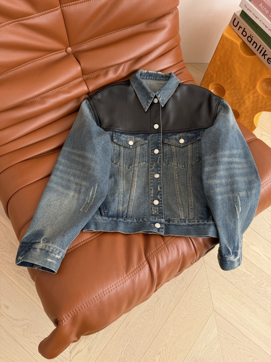 超多明星同款 25秋冬 真皮拼接牛仔外套 这一件超高颜值的牛仔外套值得收藏 真的万年经典 肩部采用全牛皮