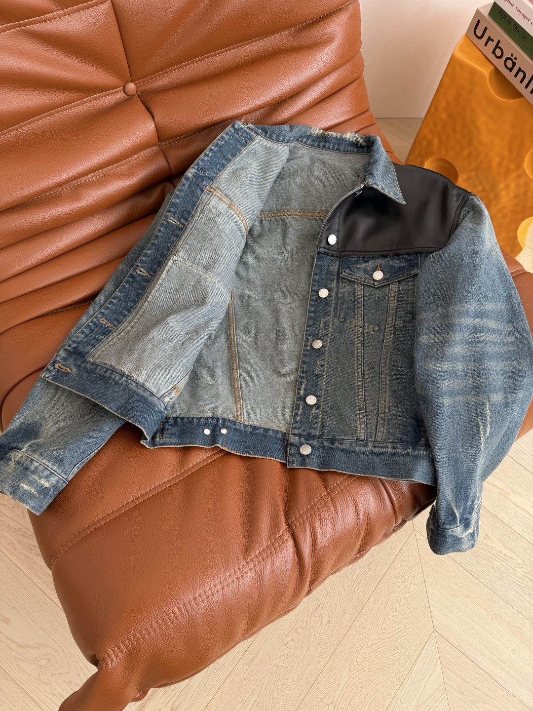 超多明星同款 25秋冬 真皮拼接牛仔外套 这一件超高颜值的牛仔外套值得收藏 真的万年经典 肩部采用全牛皮