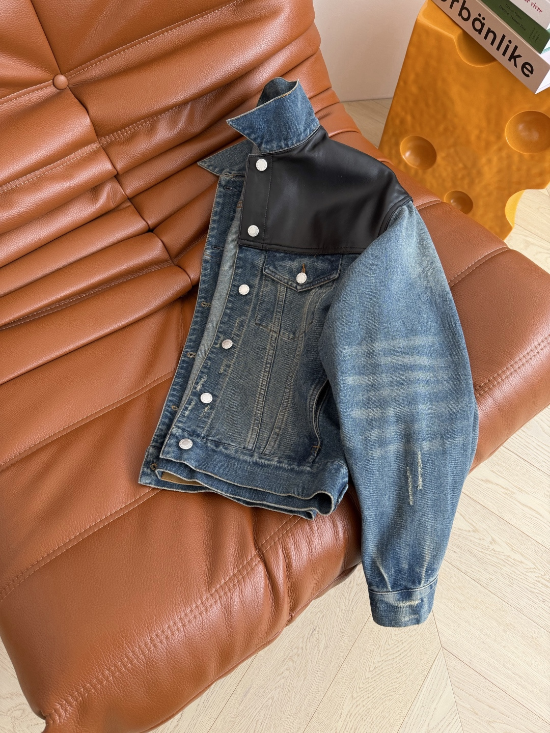 超多明星同款 25秋冬 真皮拼接牛仔外套 这一件超高颜值的牛仔外套值得收藏 真的万年经典 肩部采用全牛皮