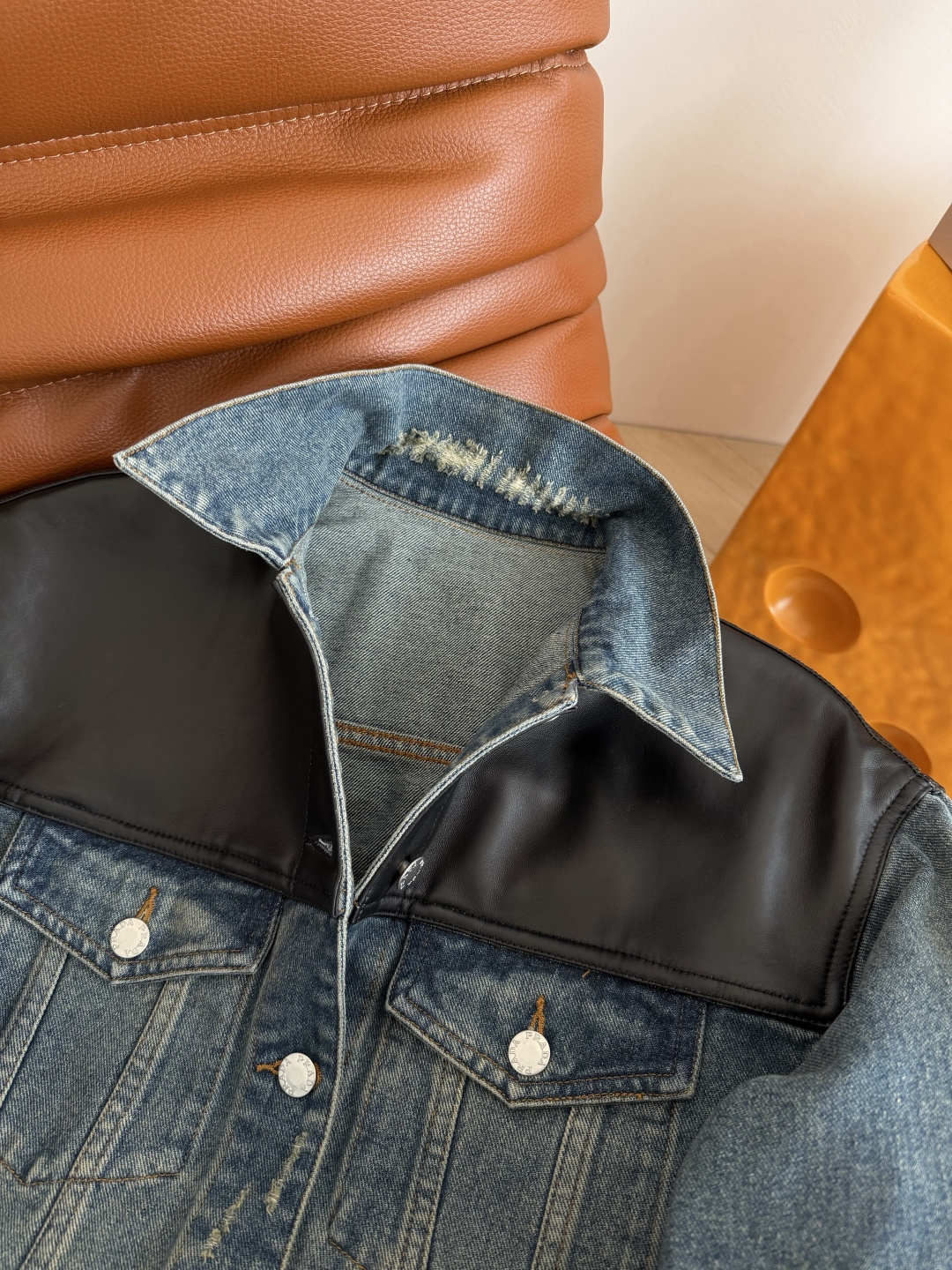 超多明星同款 25秋冬 真皮拼接牛仔外套 这一件超高颜值的牛仔外套值得收藏 真的万年经典 肩部采用全牛皮